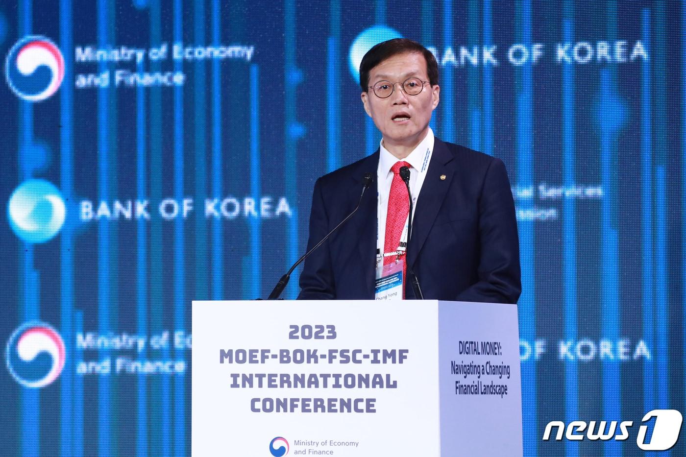 이창용 한국은행 총재가 15일 오전 서울 종로구 포시즌스호텔에서 열린 &#39;2023 MOEF-BOK-FSC-IMF&#39; 국제콘퍼런스에서 &#39;디지털화폐 : 변화하는 금융환경 탐색&#39; 주제로 기조연설을 하고 있다. /뉴스1