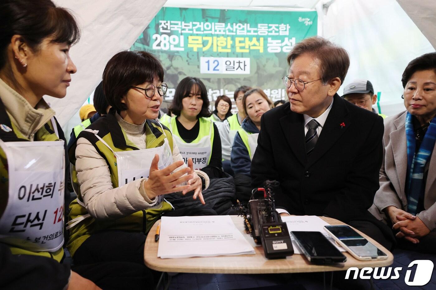 이재명 더불어민주당 대표가 15일 오후 서울 여의도 국회 앞 전국보건의료산업노조 농성장을 방문해 나순자 위원장의 발언을 듣고 있다. &#40;공동취재&#41; 2023.12.15/뉴스1 ⓒ News1 송원영 기자