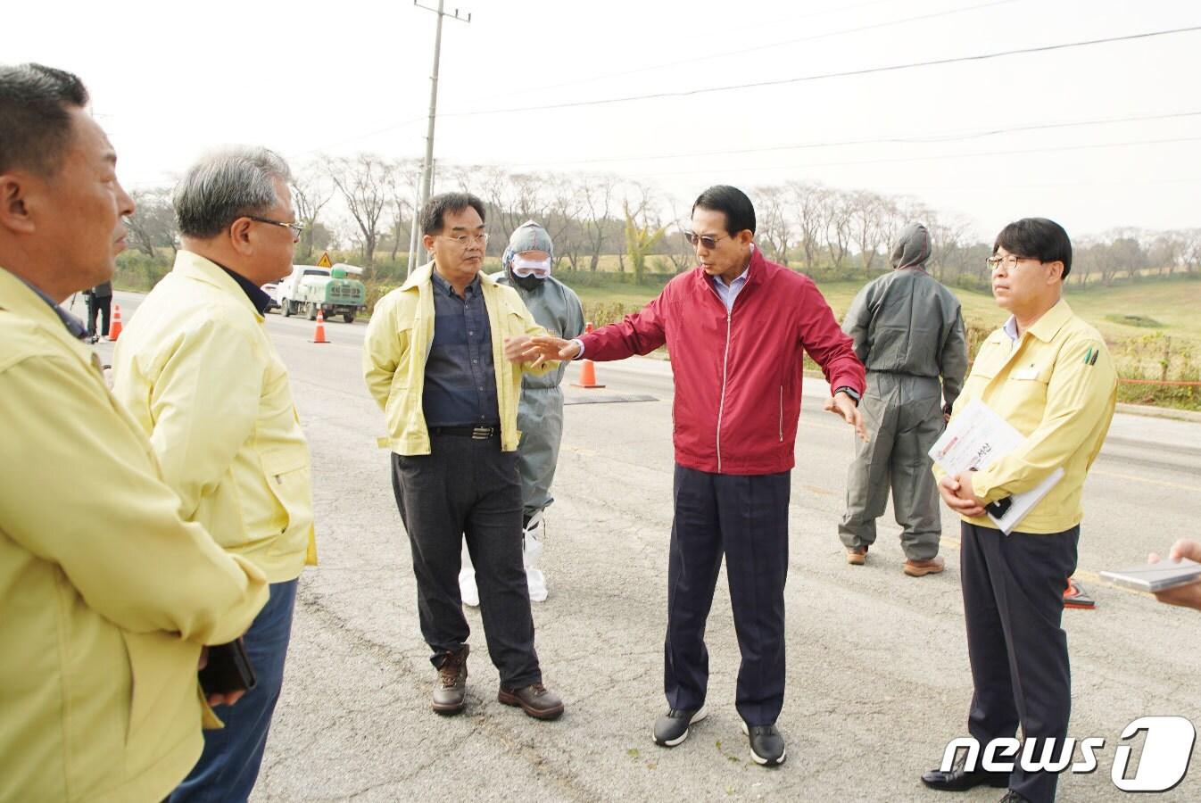 지난 10월 26일 이완섭 서산시장&#40;왼쪽에서 네 번째&#41;이 서산시 운산면 한우개량사업소를 찾아 한우개량 사업소 사수를 위해 힘을 모아달라고 당부하고 있다.&#40;서산시 제공&#41;/뉴스1