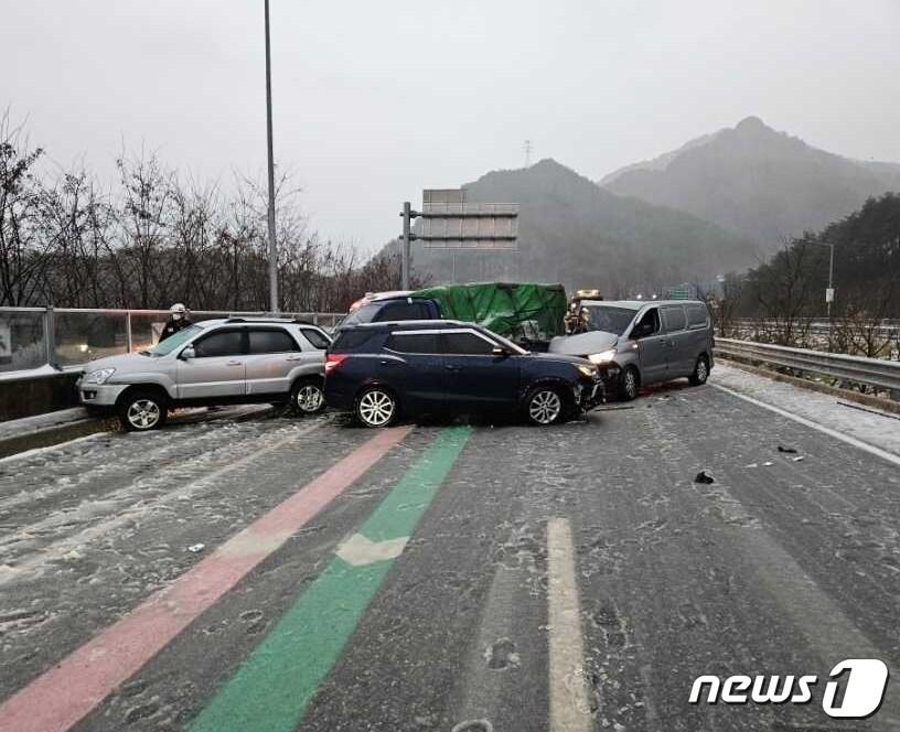 인제읍 상남면 하남리 서울양양고속도로 내린천휴게소 진입 150m 전 부근에서 발생한 차량 추돌사고.&#40;강원도솝아본부 제공&#41;/뉴스1