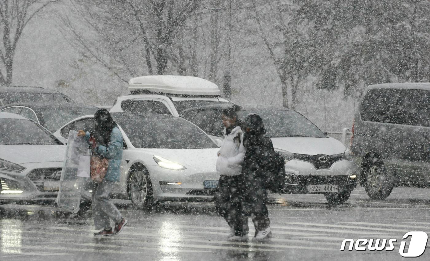 지난 16일 광주와 전남 곳곳에 매우 많은 눈이 내리고 있는 가운데 광주 광산구 수완사거리에 시민들이 눈을 맞으며 걷고 있다. /뉴스1 ⓒ News1 김태성 기자