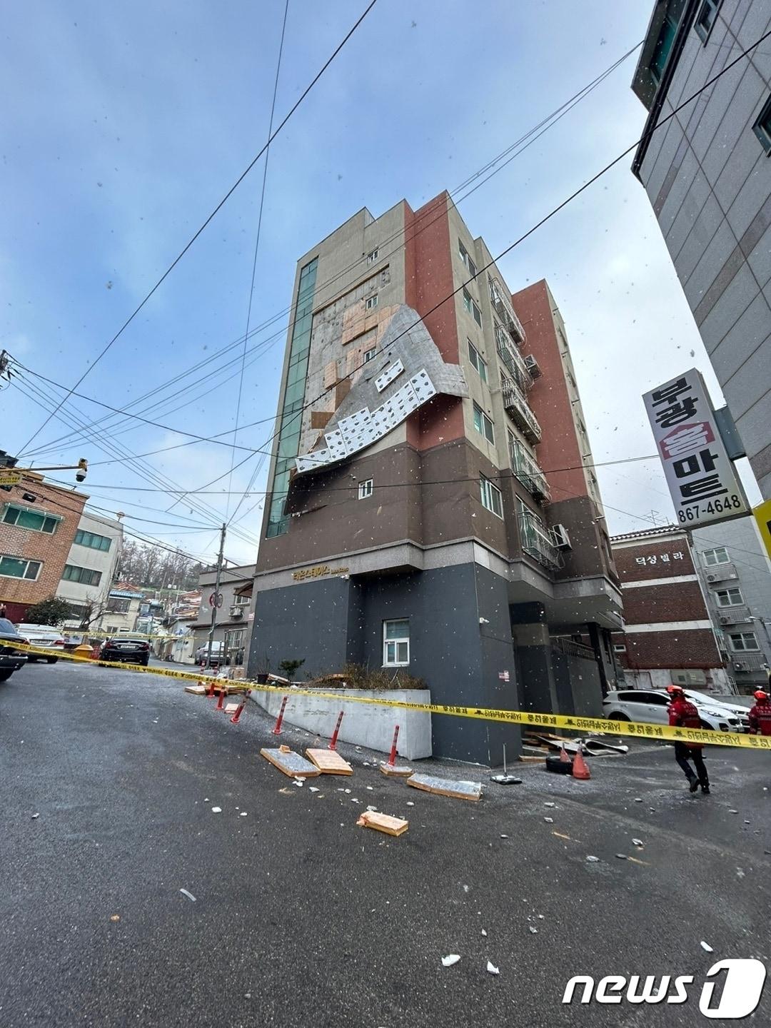 16일 오전 10시34분께 인천 미추홀구 용현동의 한 건물 외벽이 강한 바람에 떨어져 나갔다는 신고가 접수돼 현장에 출동한 소방대원들이 안전조치를 하고 있다. &#40;인천소방본부 제공&#41; 2023.12.16/뉴스1 ⓒ News1 이시명 기자