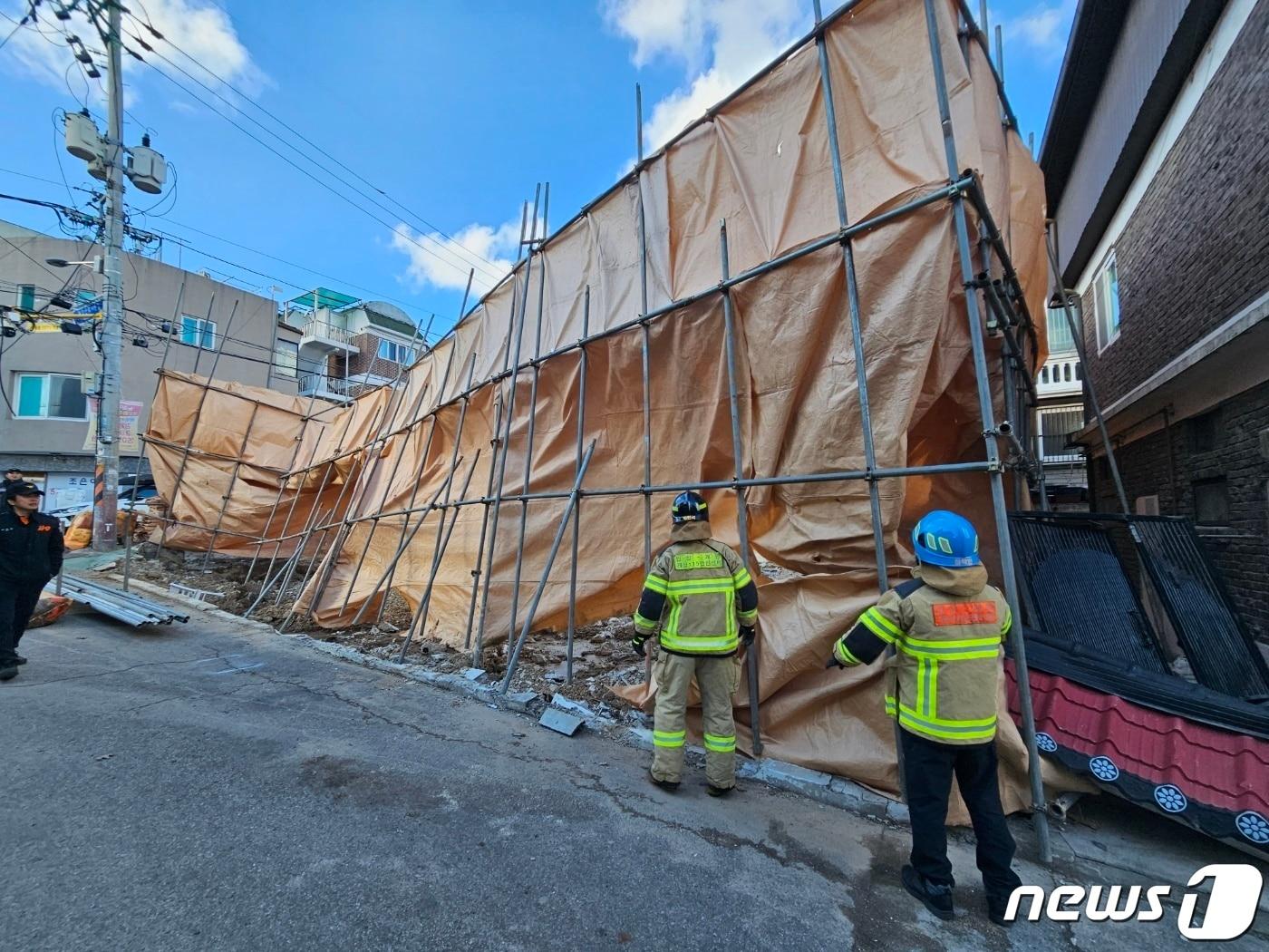 16일 오후 2시57분께 인천 계양구 계산동에서 강한 바람으로 한 공사현장의 안전펜스가 흔들려 무너질 것 같다는 신고가 접수돼 현장에 출동한 소방대원들이 안전조치를 하고 있다. &#40;인천소방본부제공&#41; 2023.12.16/뉴스1 ⓒ News1 이시명 기자