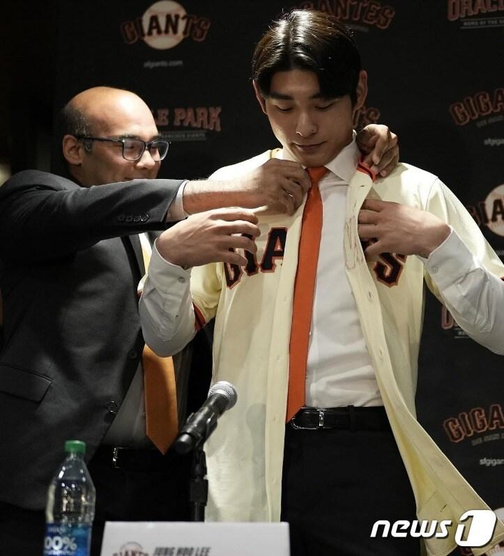 메이저리그&#40;MLB&#41; 샌프란시스코 자이언츠의 유니폼을 입은 이정후가 15일&#40;현지시간&#41; 미국 캘리포니아주 오라클파크에서 열린 입단식에서 유니폼을 입고 있다. &#40;샌프란시스코 자이언츠 SNS&#41;2023.12.17/뉴스1