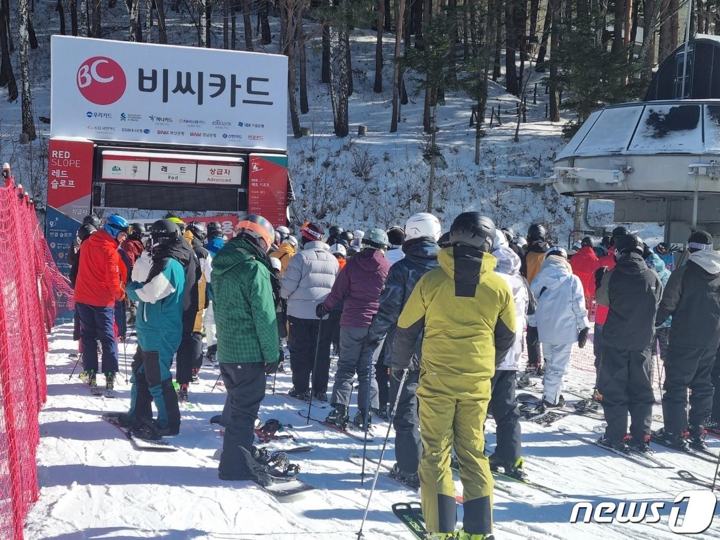 강원 산간을 중심으로 한파경보가 내려진 17일 평창군 대관령면 용평리조트 스키장에서 스키어들이 리프트를 타기 위해 기다리고 있다. 2023.12.17/뉴스1 ⓒ News1 윤왕근 기자