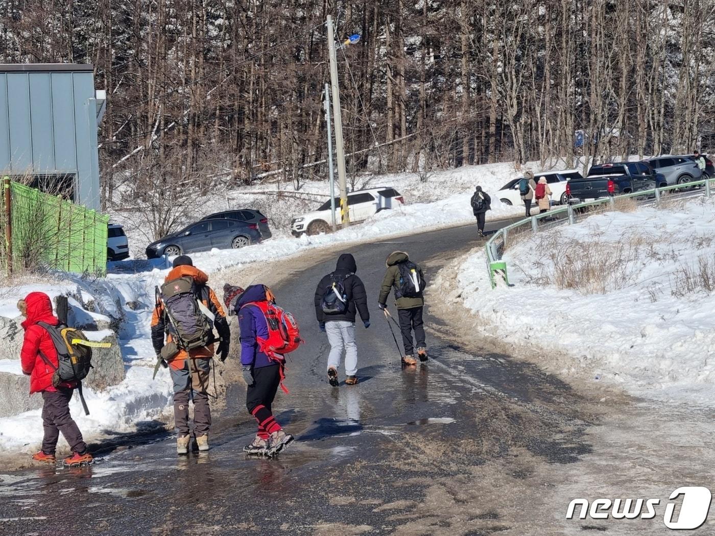 강원 산간을 중심으로 한파경보가 내려진 지난해 12월 17일 평창군 대관령면 대관령마을 휴게소 인근에서 등산객들이 겨울 산을 오르기 위해 나서고 있다. 2023.12.17/뉴스1 ⓒ News1 윤왕근 기자