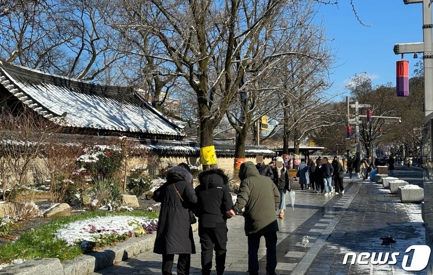 17일 전북 전주한옥마을 찾은 관광객들이 겨울 정취를 만끽하고 있다. 2023.12.17/뉴스1 ⓒ News1 강교현 기자