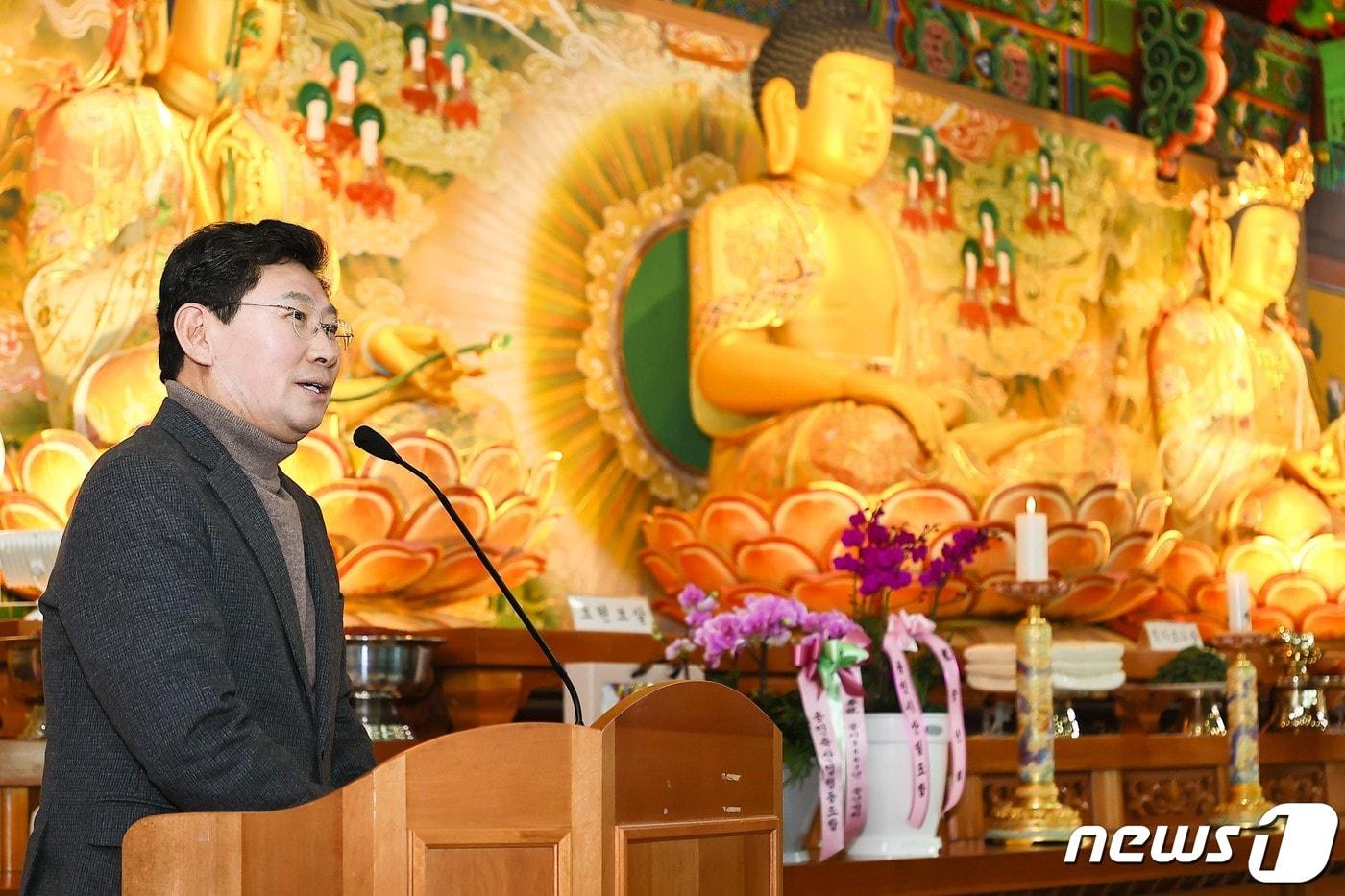 이상일 시장이 지난 16일 호국선봉사에서 열린 &#39;2023년 용인시 불교연합회 송년 법회&#39;에 참석해 축사를 하고 있다.&#40;용인시 제공&#41;