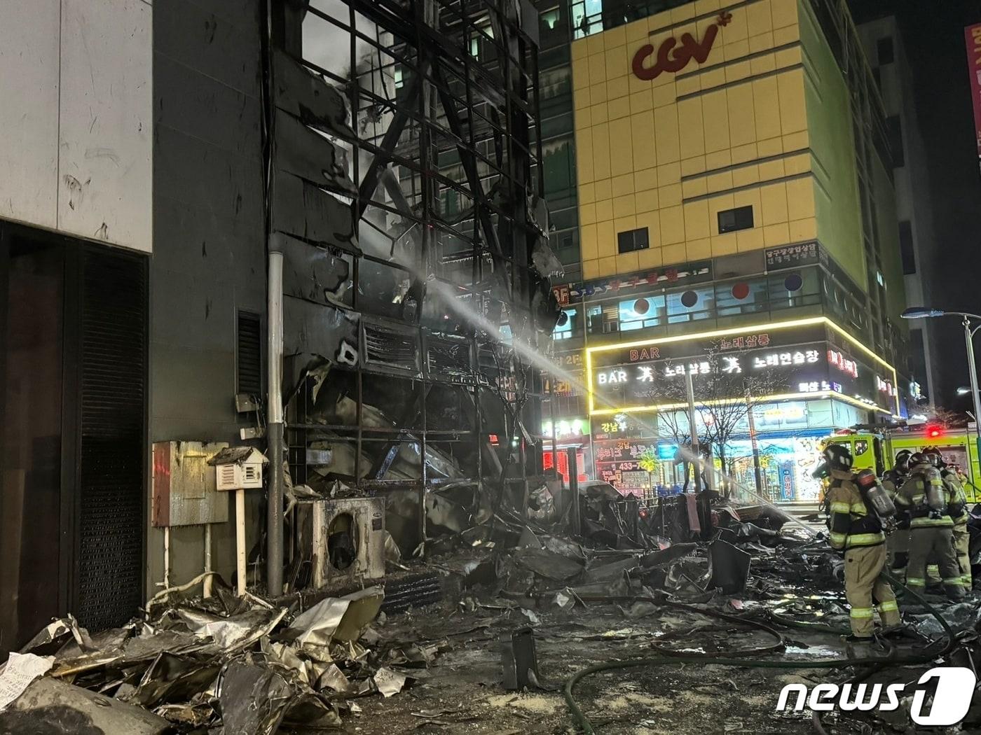 17일 오후 9시1분께 인천 남동구 논현동 한 호텔 주차장에서 불이 났다는 신고가 접수돼 소방당국이 대응 2단계를 발령하고 진화 작업 1시간29분 뒤인 오후 10시30분께 불을 모두 껐다. &#40;인천소방본부 제공&#41; 2023.12.17/뉴스1 ⓒ News