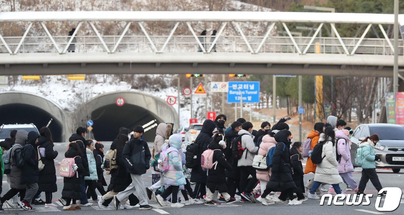  한파특보가 발효 중인 18일 오전 경기 화성시의 한 초등학교 앞에서 아이들이 두꺼운 외투를 입고 등교를 하고 있다. 2023.12.18/뉴스1 ⓒ News1 김영운 기자