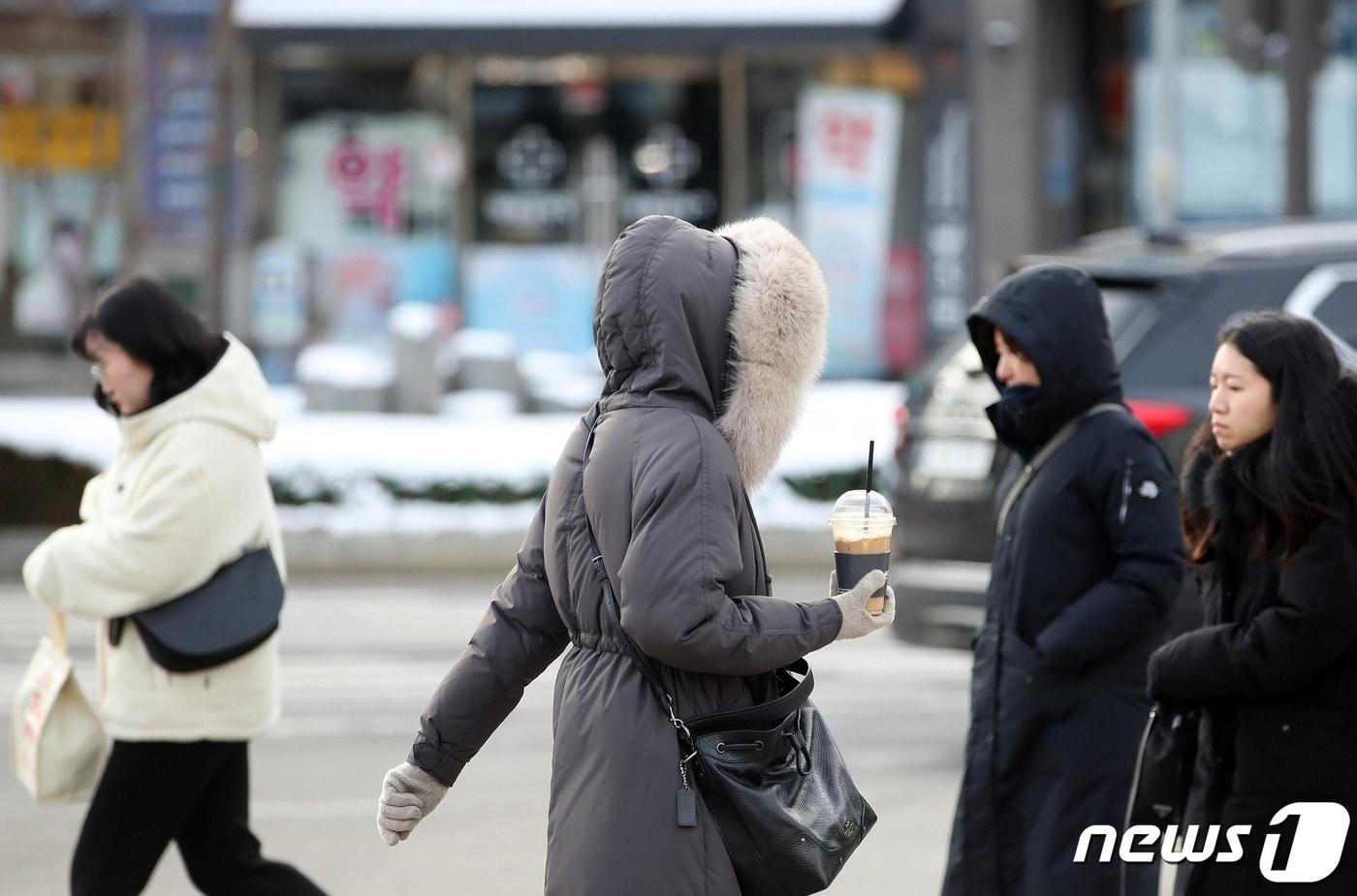 올 겨울 들어 가장 추운 날씨를 보인 18일 광주 북구 직원들이 총총걸음으로 출근을 서두르고 있다. &#40;광주 북구 제공&#41; 2023.12.18/뉴스1 ⓒ News1 이수민 기자