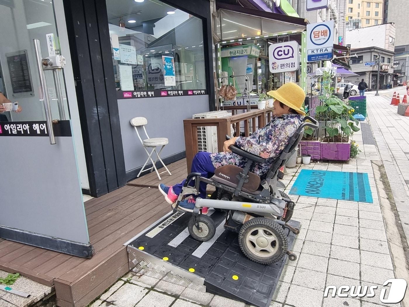 용인시가 지역 생활밀착시설에 설치비를 지원해 설치한 경사로 모습.&#40;용인시 제공&#41;