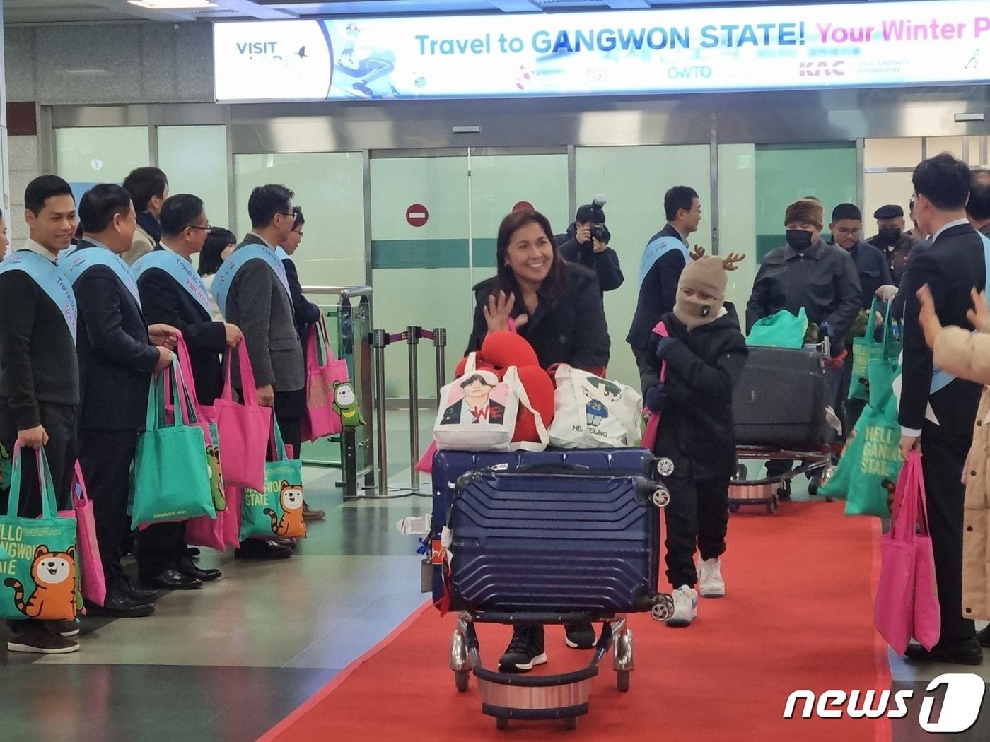 양양국제공항에 도착한 외국인 관광객들이 입국장을 나서고 있다.&#40;자료사진.사진은 기사와 관렵없음&#41;/뉴스1 DB