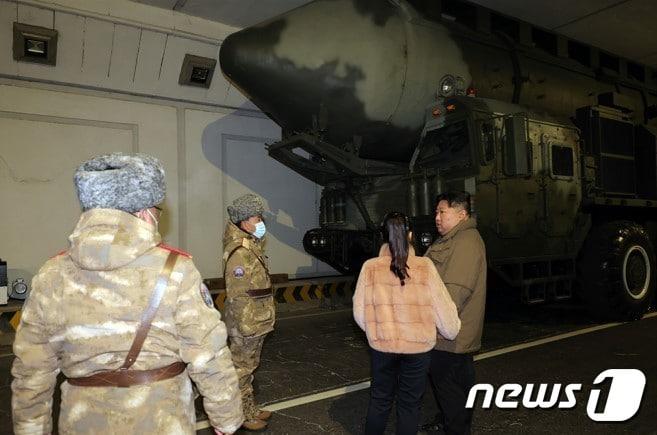 &#40;평양 노동신문=뉴스1&#41; = 북한이 전날 발사한 장거리탄도미사일이 고체연료 기반의 신형 대륙간탄도미사일&#40;ICBM&#41; &#39;화성-18형&#39;이며 김정은 노동당 총비서가 현지에서 &#39;발사훈련&#39;을 지도했다고 노동당 기관지 노동신문이 19일 보도했다. 발사훈련에는 김 총비서의 딸 주애도 함께했다. [국내에서만 사용가능. 재배포 금지. DB 금지. For Use Only in the Republic of Korea. Redistribution Prohibited] rodongphoto@news1.kr