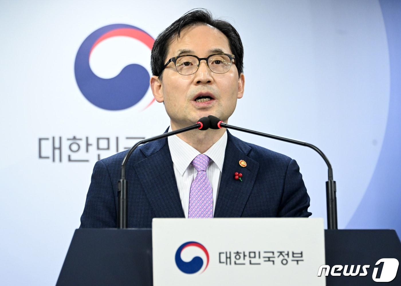 한기정 공정거래위원장이 19일 서울 종로구 정부서울청사에서 플랫폼의 독과점을 규제하는 &#39;플랫폼 경쟁촉진법&#39; 제정 관련 브리핑을 하고 있다. 2023.12.19/뉴스1 ⓒ News1 김명섭 기자