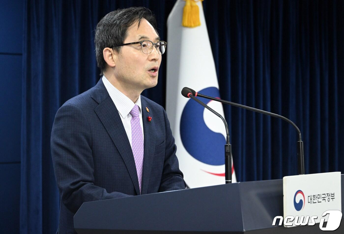 한기정 공정거래위원장이 19일 서울 종로구 정부서울청사에서 플랫폼의 독과점을 규제하는 &#39;플랫폼 경쟁촉진법&#39; 제정 관련 브리핑을 하고 있다. 2023.12.19/뉴스1 ⓒ News1 김명섭 기자