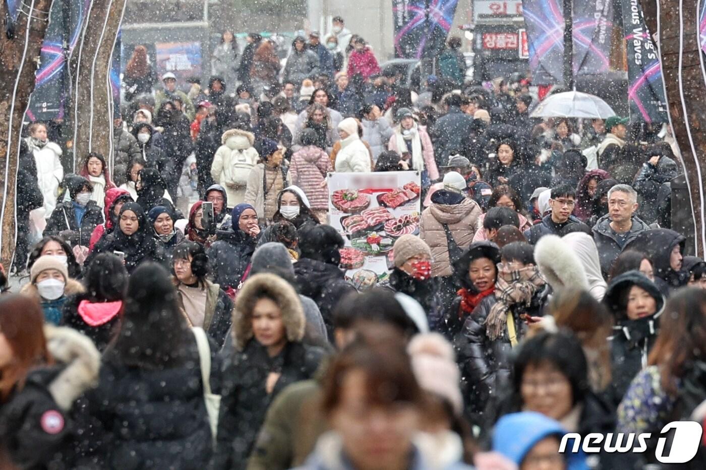 19일 오후 서울 명동거리에 눈이 내리고 있다. 기상청은 서울을 비롯한 수도권에 1~3cm 눈이 내린 후 내일부터 한파가 다시 찾아올 것으로 예보했다. 2023.12.19/뉴스1 ⓒ News1 신웅수 기자