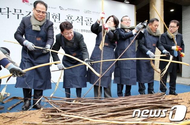 19일 전북 전주천년한지관에서 ‘닥무지 행사’가 개최됐다. ‘닥무지’는 한지의 주원료인 닥나무를 찌고 껍질을 벗기는 작업과정을 말한다.&#40;전주시 제공&#41;/뉴스1