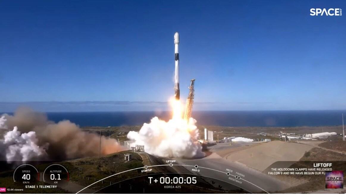 2일 미국 캘리포니아주 반덴버그 우주군기지에 우리 군 최초의 군사정찰위성 1호기를 탑재한 &#39;팰컨9&#39; 로켓이 발사되고 있다.&#40;SpaceX 제공&#41;