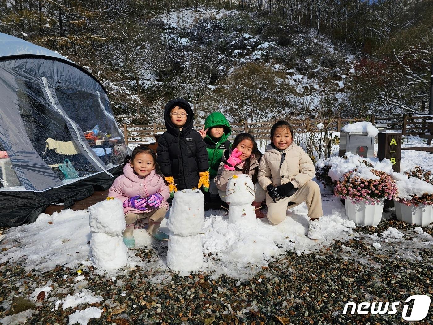 한 가족이 전북 임실군 성수산 왕의숲 국민여가캠핑장에서 자연을 즐기고 있다.&#40;임실군제공&#41;2023.12.2/뉴스1