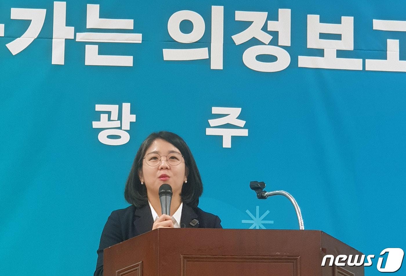 용혜인 기본소득당 의원이 2일 오후 광주 서구 김대중컨벤션센터에서 열린 의정보고회에서 인사말을 하고 있다. 2023.12.2/뉴스1 ⓒ News1 전원 기자