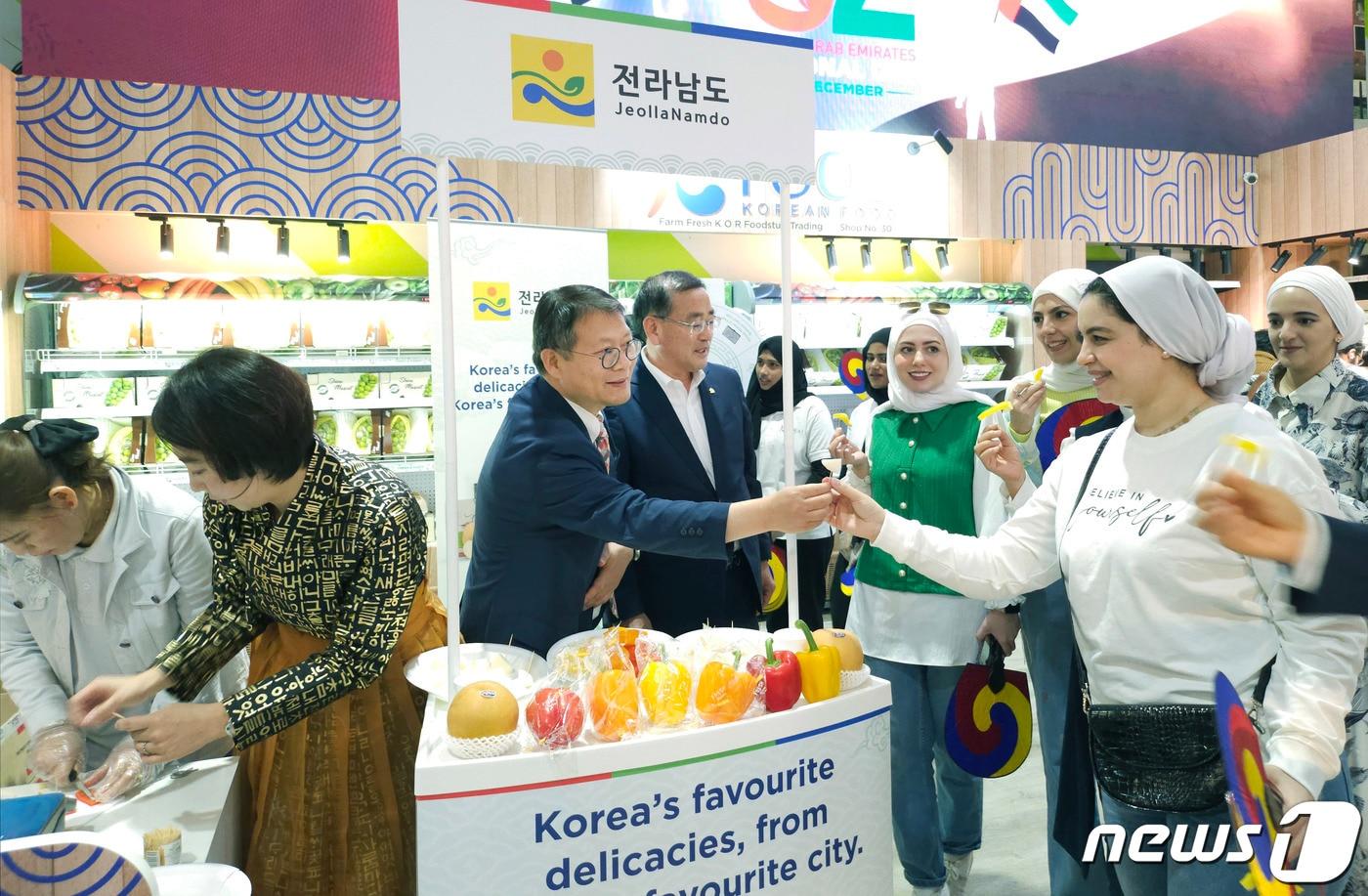 전라남도 직원들이 2일&#40;현지 시간&#41; 아랍에미리트 두바이에 마련된 한국식품 수출 안테나숍&#40;K-Fresh Zone&#41;에서 중동지역 수출 확대를 위한 전남 식품 판촉 행사를 가지고 있다. &#40;전라남도 제공&#41; 2023.12.2/뉴스1