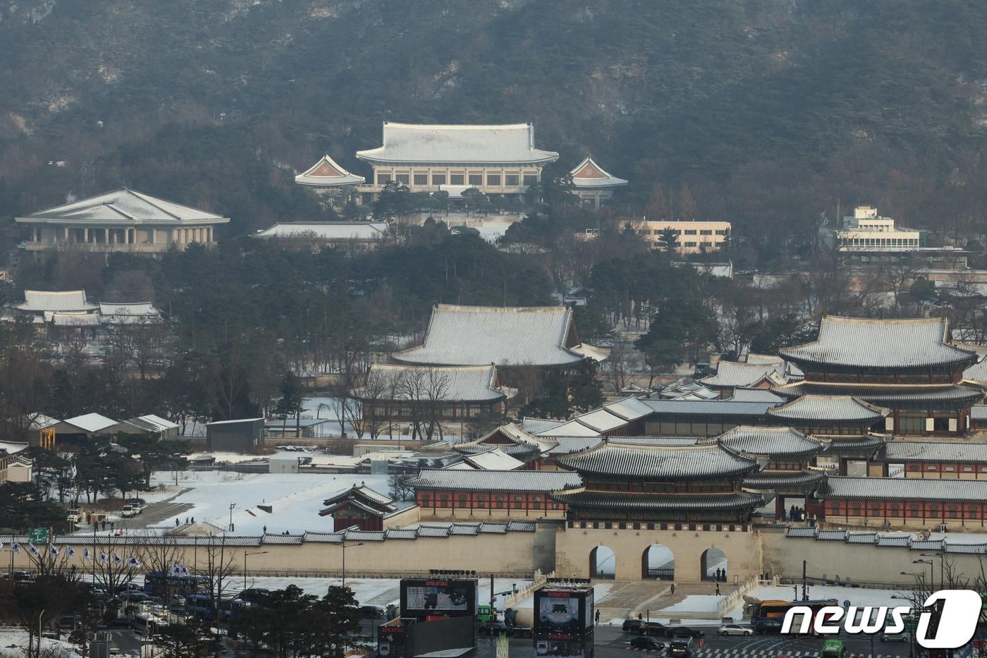 20일 오전 서울 청와대와 경복궁에 눈이 쌓여 있다. 기상청은 이날 낮부터 더 강한 한기가 내려오면서 내일 서울 아침 기온 영하 15도, 체감온도는 영하 21도까지 떨어질 것으로 예보했다. 2023.12.20./뉴스1 ⓒ News1 신웅수 기자