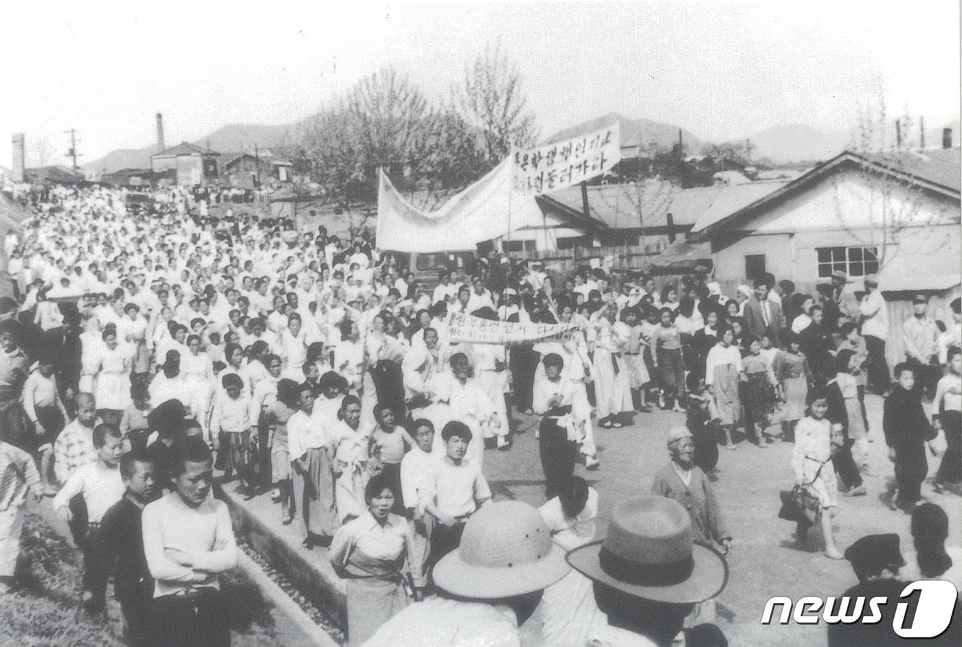 1960년 4월25일 경남 마산 시내에서 할머니 시위대가 행진하는 모습 &#40;진실화해위 제공&#41;