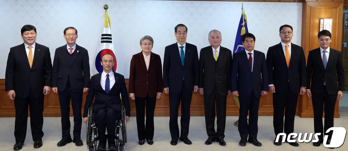 한덕수 국무총리가 20일 오전 서울 종로구 세종대로 정부서울청사에서 열린 국가스포츠정책위원회 위원 위촉식에서 참석자들과 기념촬영을 하고 있다. 2023.12.20/뉴스1 ⓒ News1 김명섭 기자