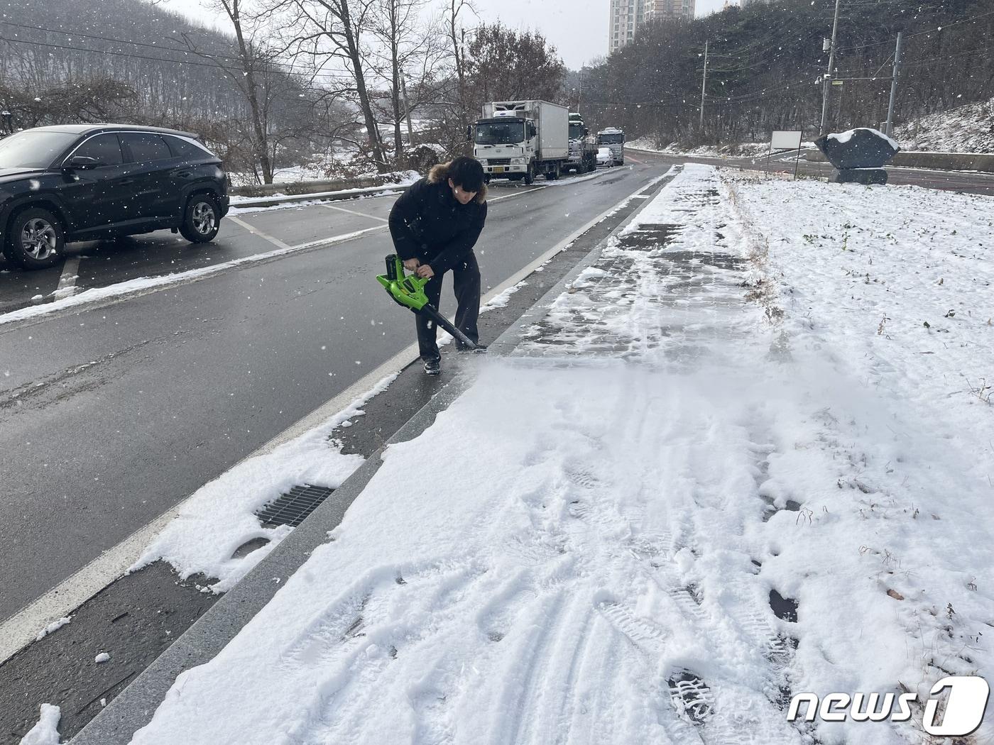 제설용 소형블로어로 눈을 치우는 모습. &#40;당진시 제공&#41;/뉴스1