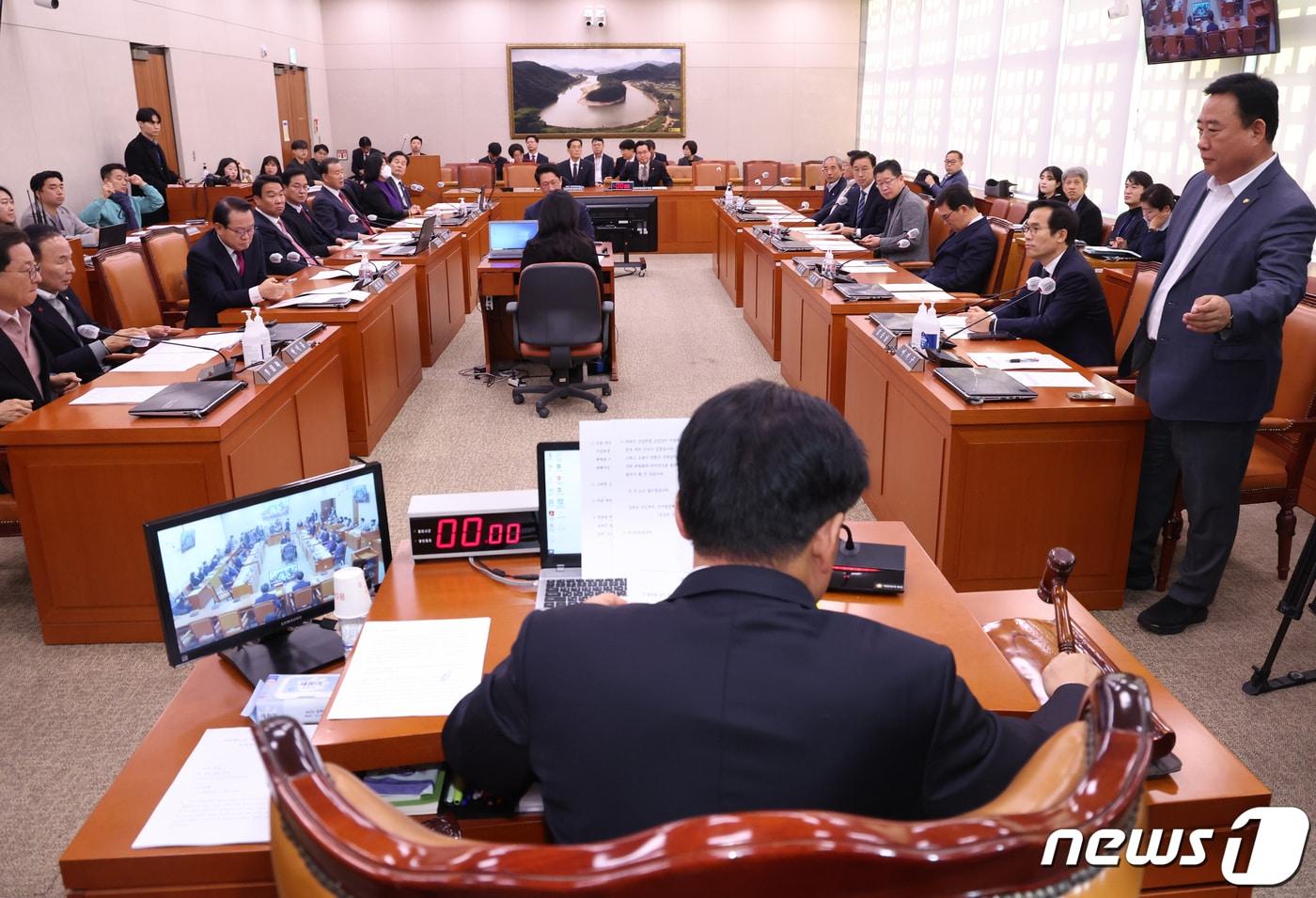 소병훈 국회 농해수위 위원장이 20일 서울 여의도 국회에서 열린 농림축산식품해양수산위원회 전체회의에서 의사봉을 두드리고 있다. 2023.12.20/뉴스1 ⓒ News1 송원영 기자