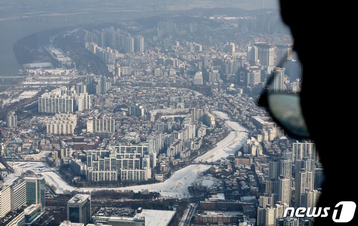 20일 오전 서울 송파구 롯데월드타워 전망대에서 아파트 단지가 보이고 있다. /뉴스1 ⓒ News1 장수영 기자