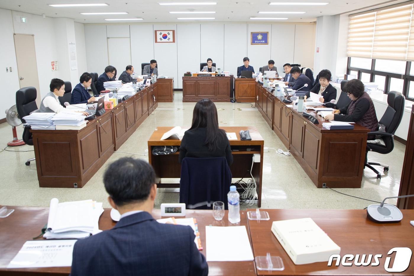 군산시의회 예산결산특별위원회가 내년도 군산시 본예산을 심의하고 있다.2023.12.20/뉴스1