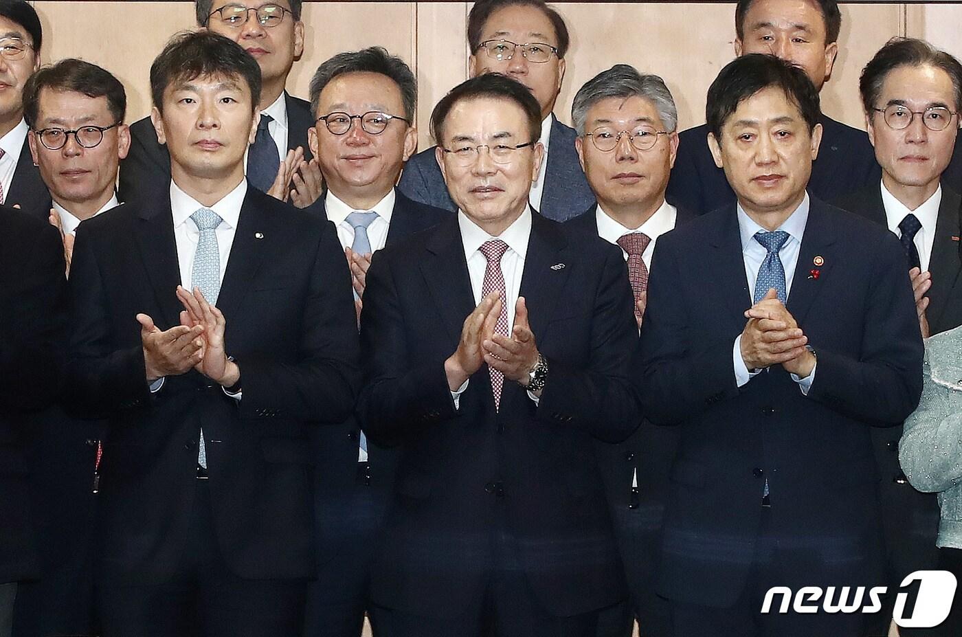 김주현 금융위원장&#40;오른쪽부터&#41;, 조용병 은행연합회장, 이복현 금융감독원장이 21일 서울 중구 은행연합회관에서 열린 은행권 민생금융지원 간담회에서 참석한 은행장들과 기념촬영을 하며 박수를 치고 있다. 이날 은행권은 자영업자와 소상공인 등 취약계층 지원을 위한 역대 최대 규모인 ‘2조원+α’지원 계획을 발표했다. 2023.12.21/뉴스1 ⓒ News1 박세연 기자