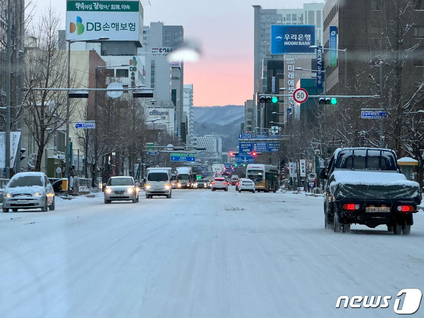 한파와 함께 폭설이 내린 21일 오전 광주 동구 금남로의 도로에서 차량들이 서행하고 있다. 2023.12.21/뉴스1 ⓒ News1 이승현 기자