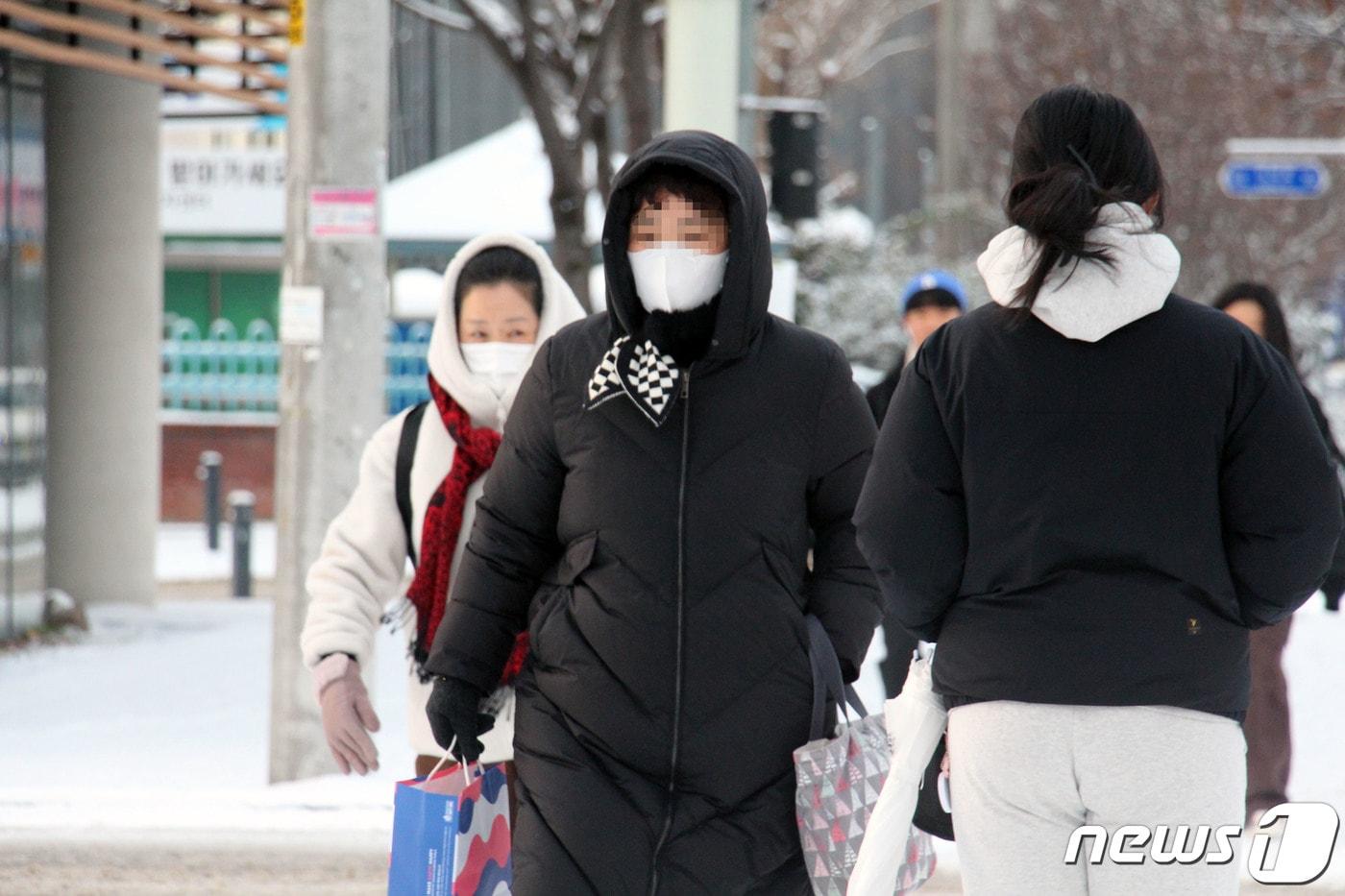 시민이 장갑과 패딩으로 중무장하고 발걸음을 옮기고 있다./뉴스1 ⓒ News1