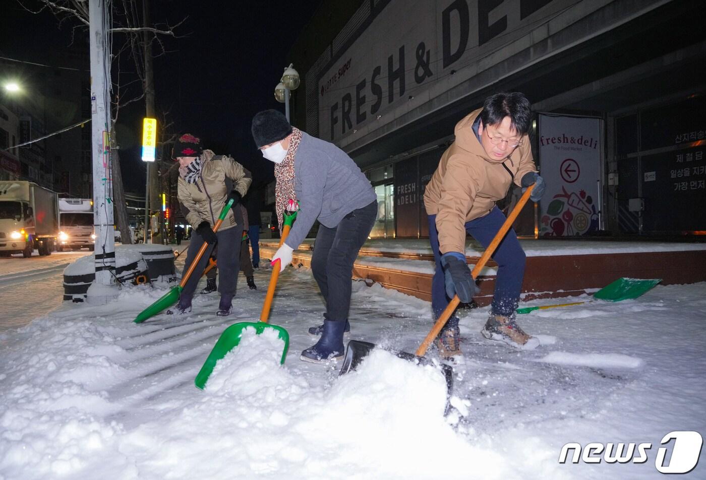 강기정 광주시장이 지난해 12월 21일 오전 북구 문흥1동 일원에서 공무원, 주민들과 함께 내집 앞 눈치우기에 참여해 제설작업을 하고 있다.&#40;광주시 제공&#41;2023.12.21/뉴스1