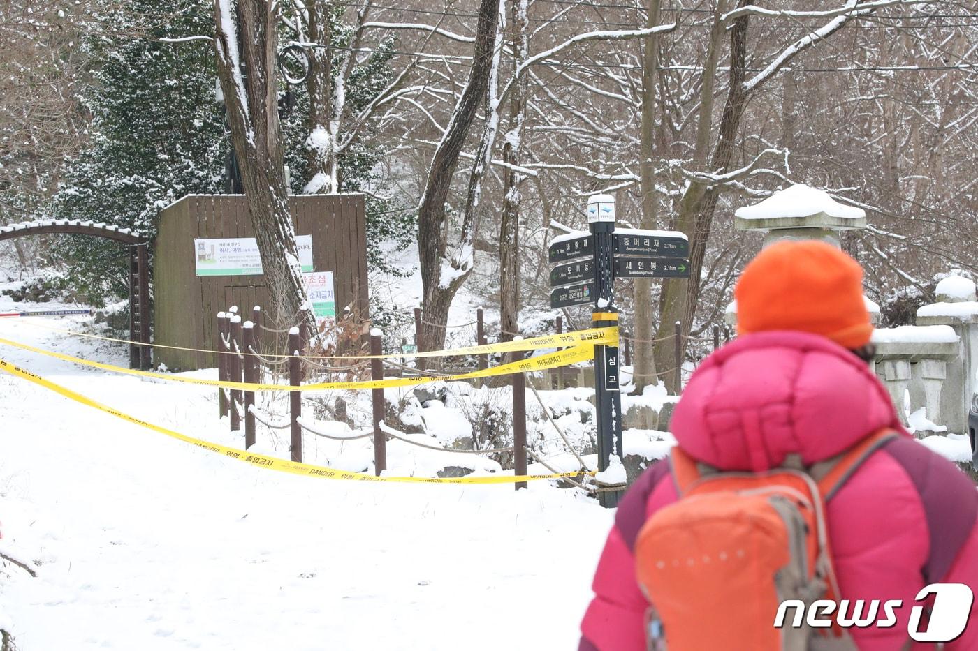 많은 눈이 내린 지난 21일 무등산 국립공원이 약사암 구간만 제외하고 전면 통제됐다. 2023.12.21/뉴스1 ⓒ News1 김태성 기자