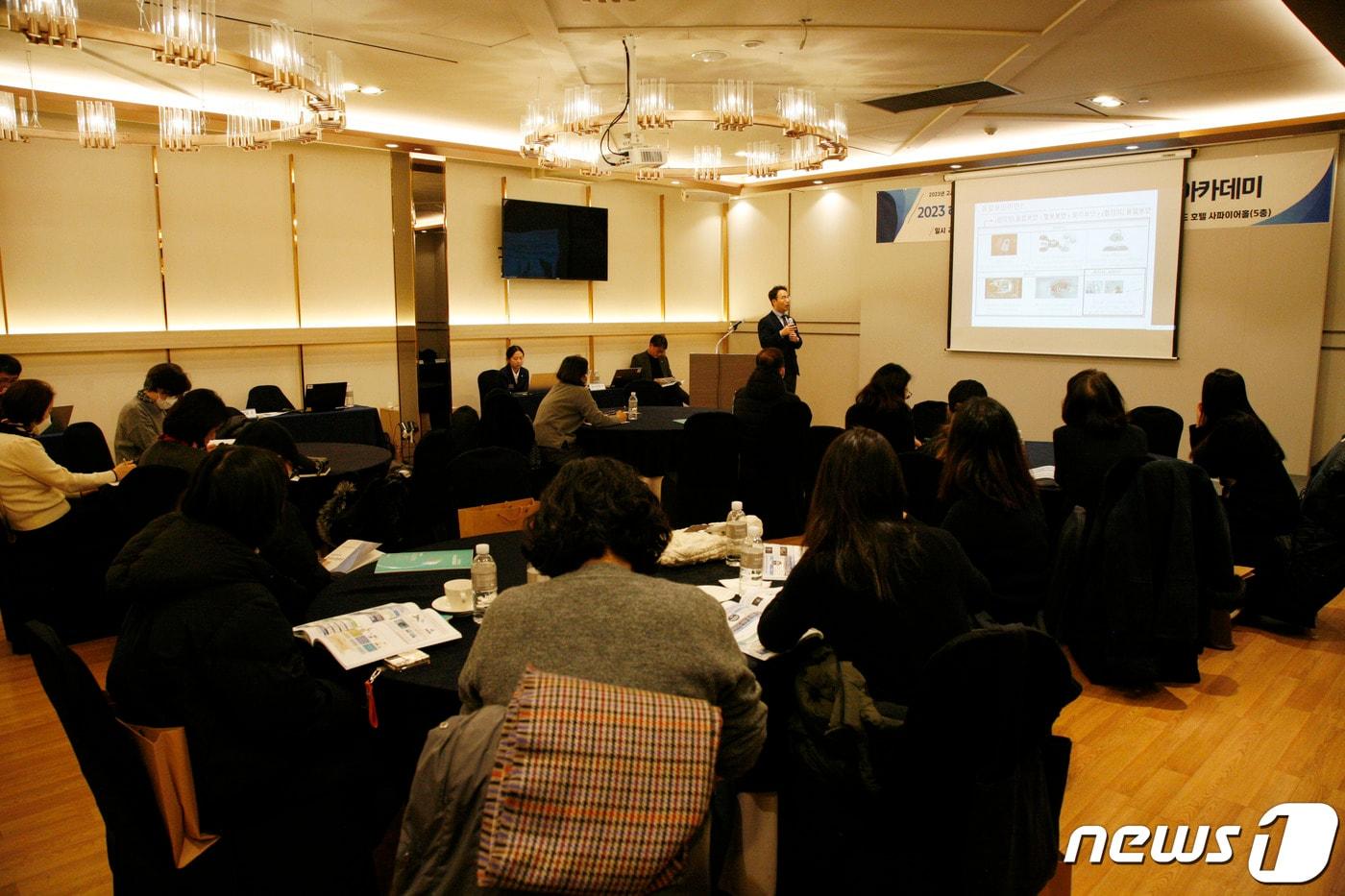 김학경 성신여대 융합보안공학과 교수가 &#39;고교생 학부모 솔루션 아카데미&#39;에서 학과 전공 커리큘럼과 진로에 대해 설명하고 있다. &#40;성신여대 제공&#41;