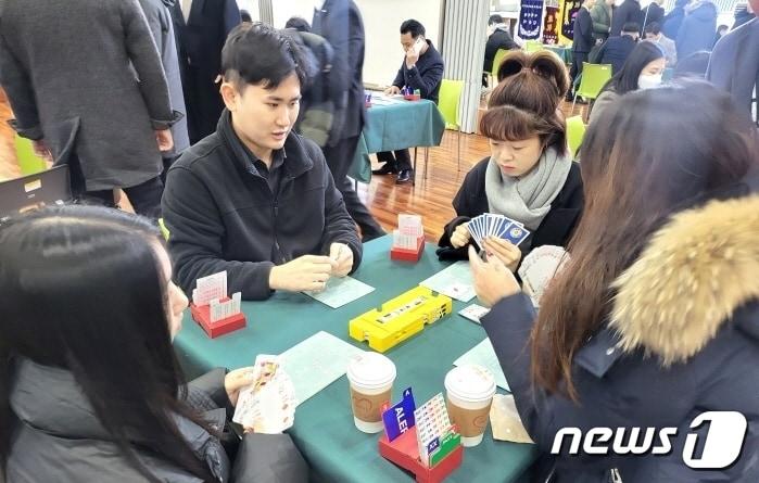 &#39;국가대표 황인구 선수와 함께하는 브리지 강습 및 대회&#39;가 21일 전주대학교 평생교육원에서 개최됐다.&#40;전주시브리지협 제공&#41;/뉴스1