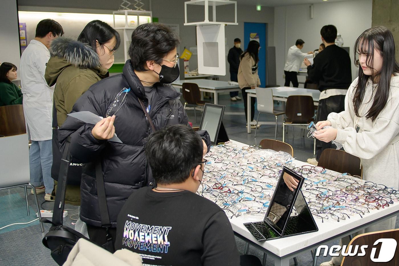 대구보건대 안기능검사실습실에서 시력검사를 받은 학생들이 자신이 원하는 안경테를 선택하고 있다. &#40;대구보건대 제공&#41;