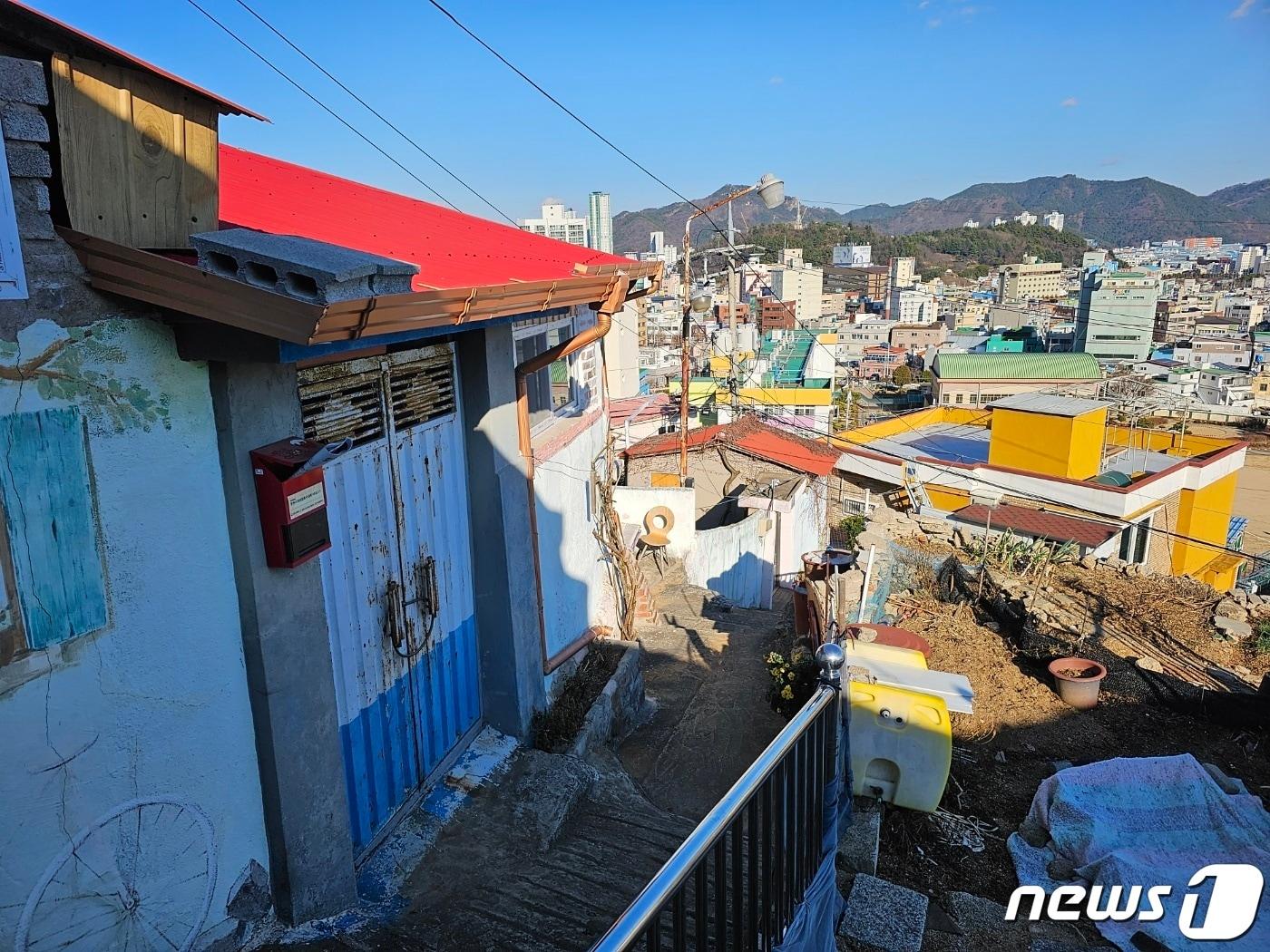 21일 찾은 창원시 마산합포구 성호동 꼬부랑마을.  체감온도 영하14.8도를 기록한 추운날씨에 골목에 인적이 드물다.  2023.12.21 ⓒ 뉴스1 박민석 기자