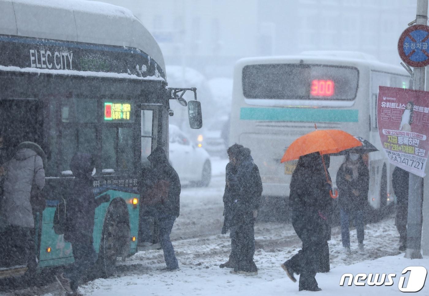 많은 눈이 내린 22일 오전 제주시 연동 거리에서 시민들이 출근길 버스에서 내리고 있다. 이날 제주는 전날에 이어 전역에 대설특보가 내려졌다.2023.12.22/뉴스1 ⓒ News1 고동명 기자