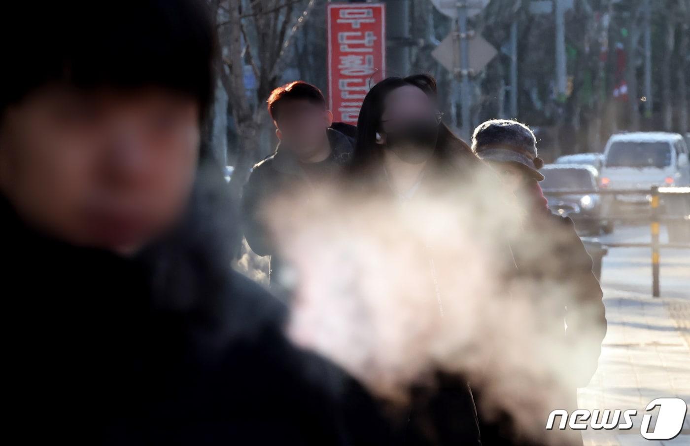 강추위가 이어지면서 거리의 시민들이 발걸음을 재촉하고 있다.&#40;자료사진&#41;/뉴스1 ⓒ News1