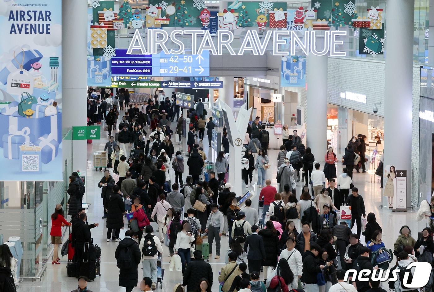 크리스마스 연휴를 하루 앞둔 지난해 12월22일 오전 인천국제공항 면세 구역이 여행객으로 붐비고 있다. 2023.12.22/뉴스1 ⓒ News1 박정호 기자