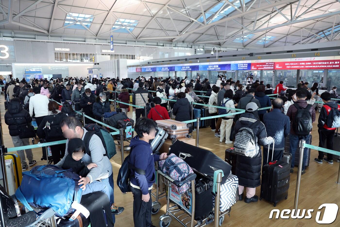 크리스마스 연휴를 하루 앞둔 22일 오전 인천국제공항 출국장이 여행객으로 붐비고 있다&#40;사진은 기사와 관련 없음&#41;. 2023.12.22/뉴스1 ⓒ News1 박정호 기자