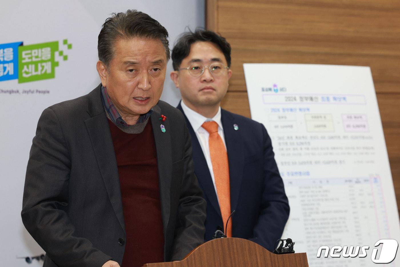 김영환 충북지사가 22일 충북도청 브리핑룸에서 내년도 정부예산 확보와 관련한 설명을 하고 있다. &#40;충북도 제공&#41;