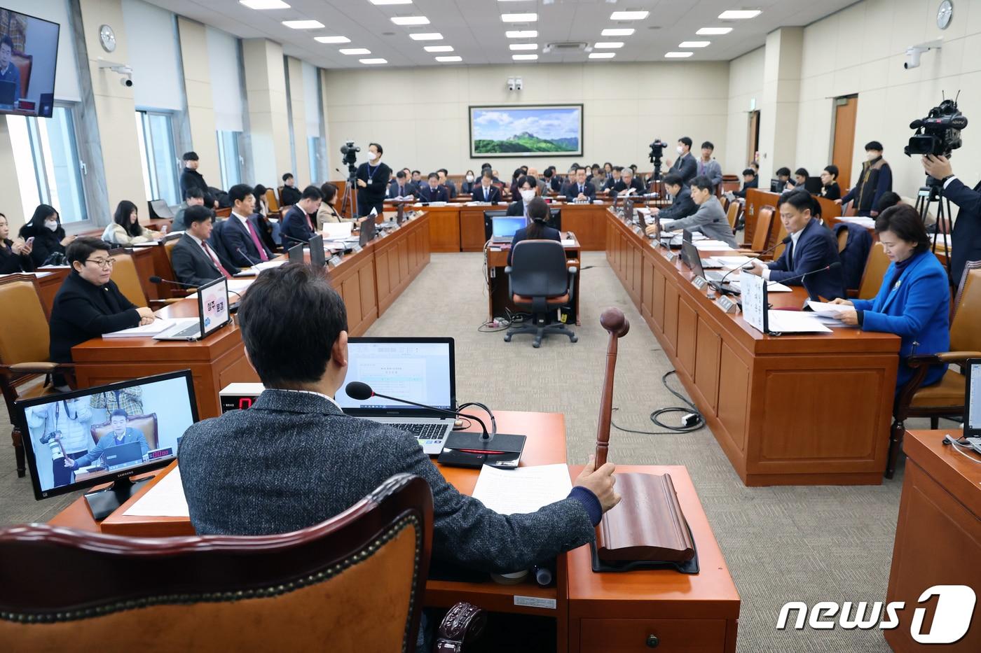 박정 국회 환노위원장이 22일 오전 서울 여의도 국회에서 열린 환경노동위원회 전체회의에서 의사봉을 두드리고 있다. 2023.12.22/뉴스1 ⓒ News1 황기선 기자