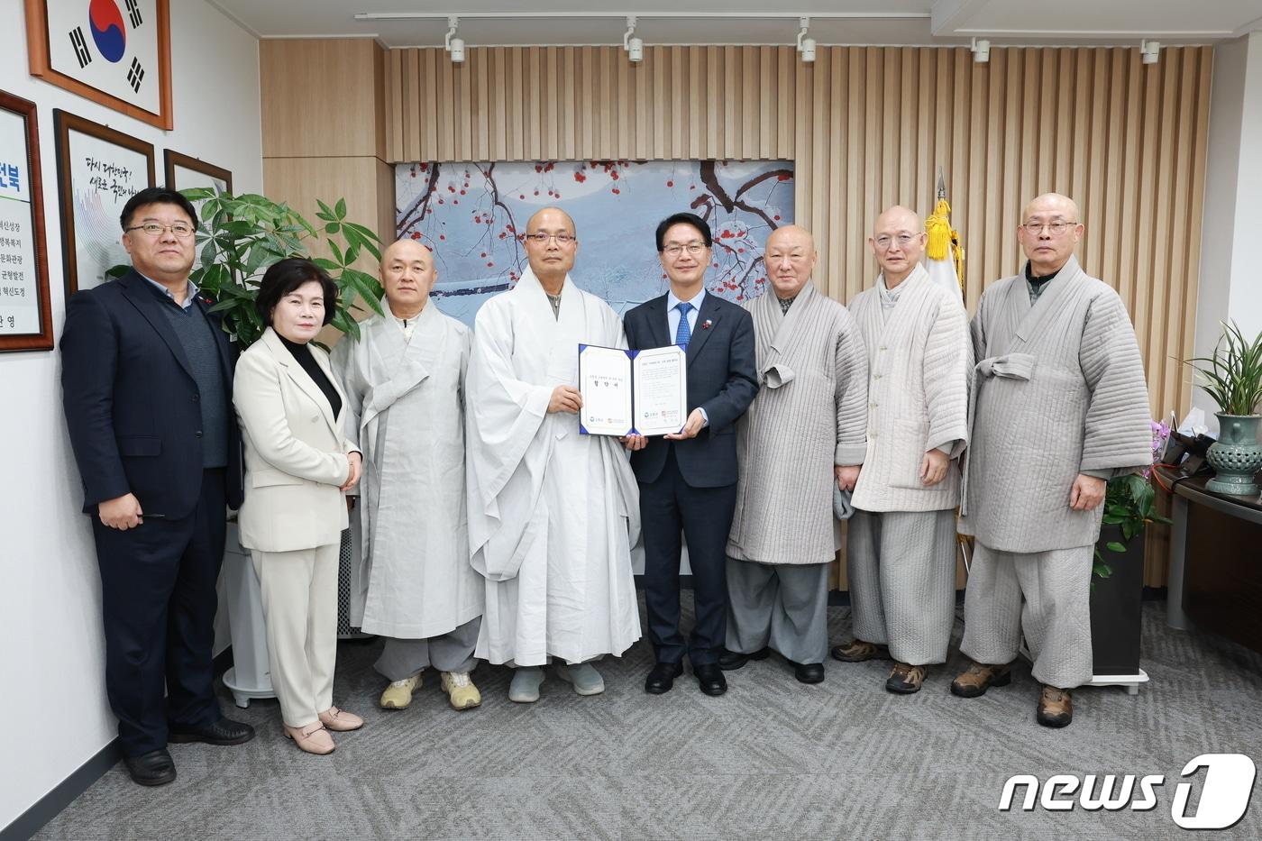  전북 고창군은 사회복지법인 대한불교조계종 선운사복지재단&#40;대표이사 경우스님&#41;과 고창군가족센터 위수탁 운영 협약을 맺었다고 22일 밝혔다.&#40;고창군 제공&#41;2023.12.22/뉴스1