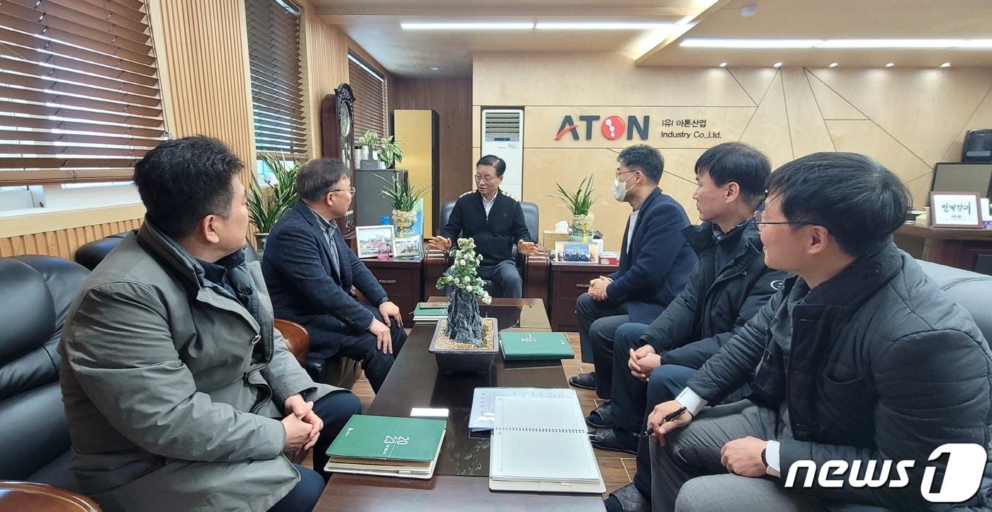 김형훈 익산시 경제관광국장을 비롯한 관계 공무원들이 22일 요소수 생산업체인 &#40;유&#41;아톤산업을 방문해 김기원 대표, 임직원과 이야기를 나누고 있다.&#40;익산시 제공&#41;2023.12.22./뉴스1